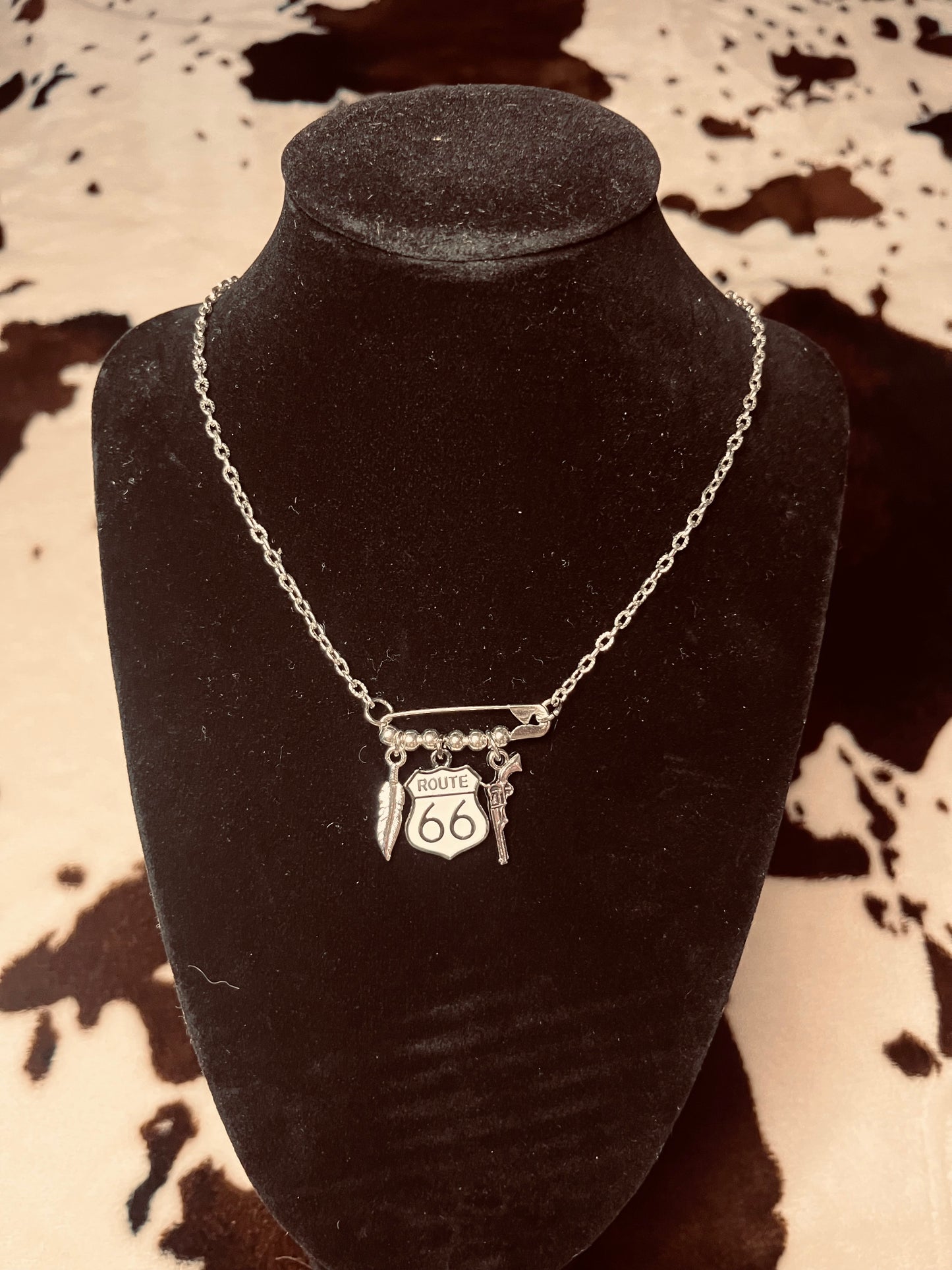 𝒞𝒽𝒶𝓇𝓂 𝒩𝑒𝒸𝓀𝓁𝒶𝒸𝑒